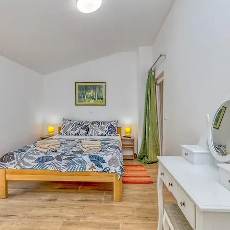 Mmi Village Penzion Tinjan